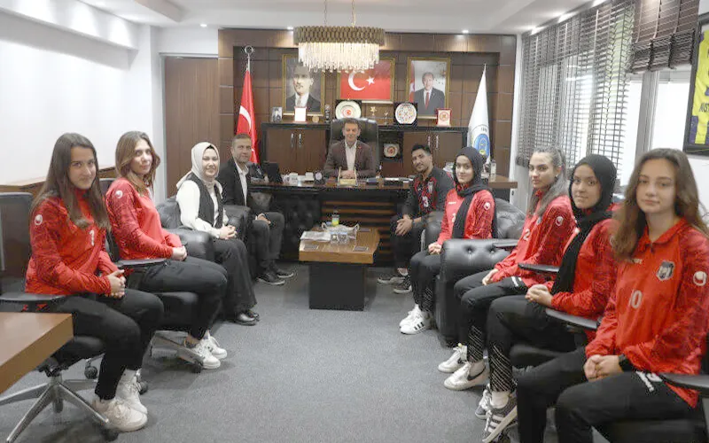 KADIN FUTBOL TAKIMINDAN BAŞKAN ÇETİN’E ZİYARET