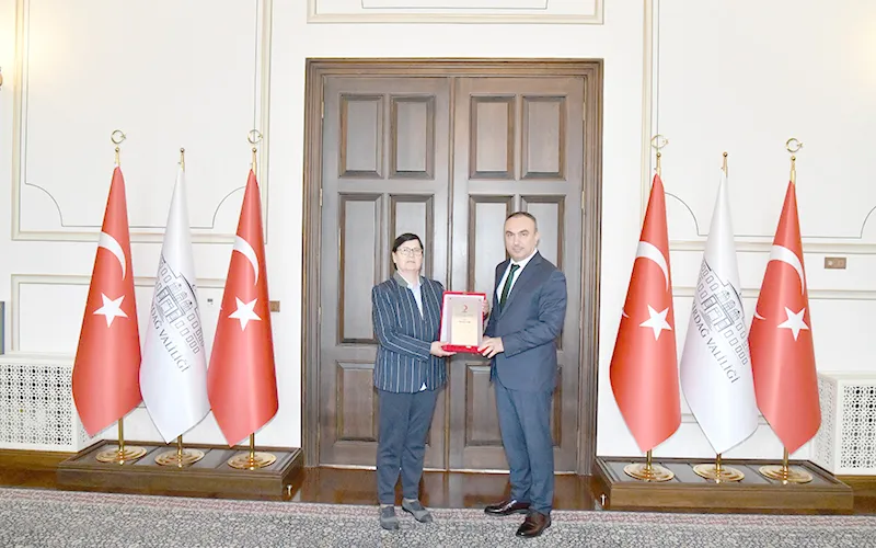 VALİ SOYTÜRK’E KURUMSAL KAN BAĞIŞÇISI MADALYASI TAKDİMİ