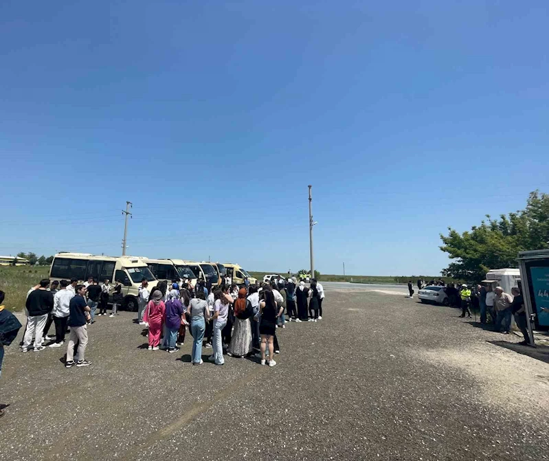 ÖĞRENCİLER, BELEDİYENİN MİNİBÜS ZAMMINA KARŞI EYLEM BAŞLATTI