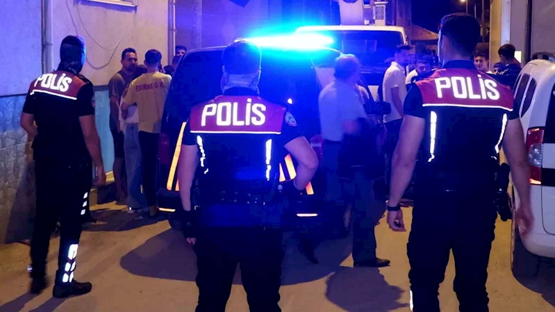 EVİNİ ATEŞE VERDİ