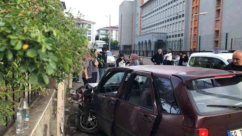 EHLİYETSİZ SÜRÜCÜ KAZA YAPTI