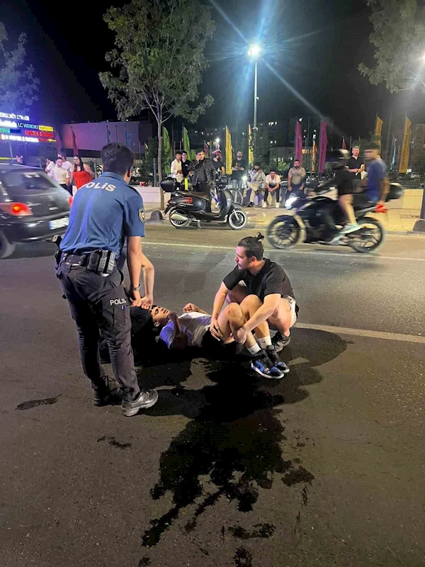 YOLUN KARŞISINA GEÇMEK İSTEYEN YAYAYA MOTOSİKLET ÇARPTI