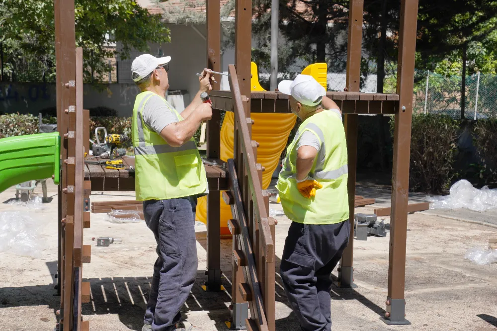 KADIKÖY’DE YAKILAN PARK TEKRAR YENİLENDİ