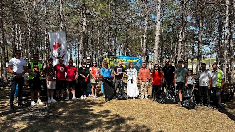 ÖĞRENCİLER PİKNİK ALANINDAKİ ÇÖPLERİ TOPLADI