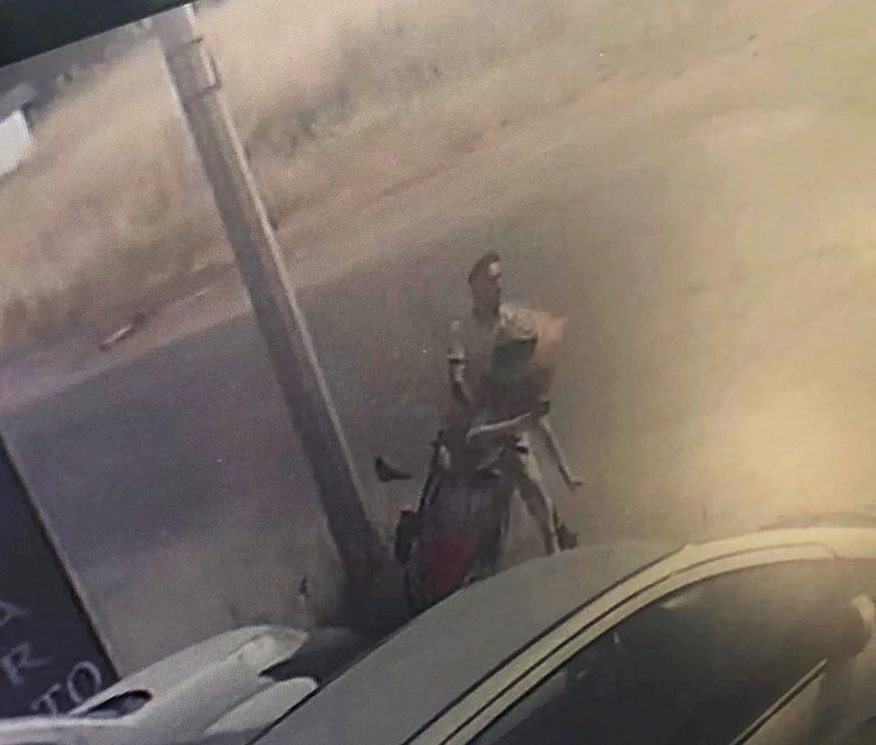 ÇOCUK SÜRÜCÜNÜN KULLANDIĞI MOTOSİKLET KAZASI KAMERADA: 2 YARALI