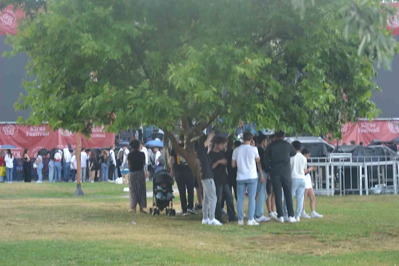 TEKİRDAĞ’DA KISA SÜRELİ SAĞANAK VATANDAŞLARA ZOR ANLAR YAŞATTI