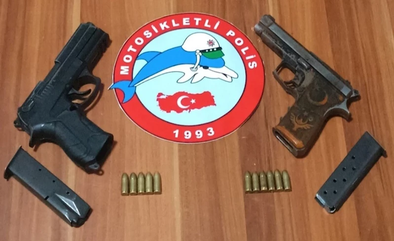 ŞÜPHELİ ŞAHSIN ÜZERİNDEN 2 TABANCA BİRDEN ÇIKTI