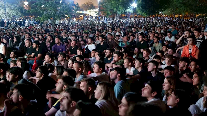 BİNLERCE VATANDAŞ DEV EKRANDAN MİLLİ MAÇI İZLEDİ