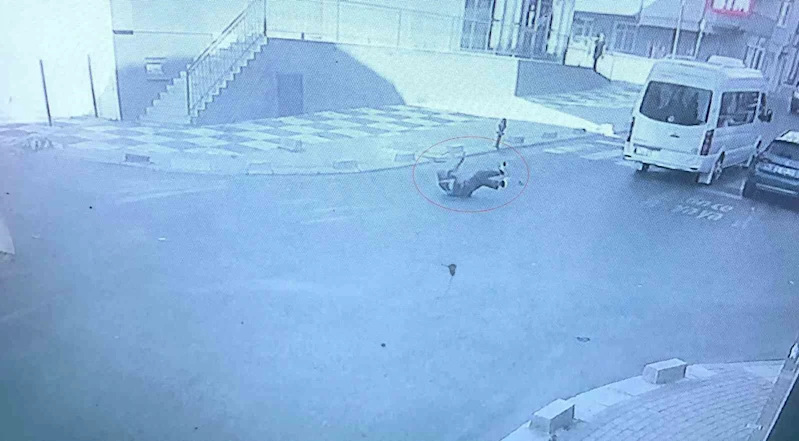 KOŞARAK YOLUN KARŞISINA GEÇMEK İSTERKEN MİNİBÜS ÇARPTI