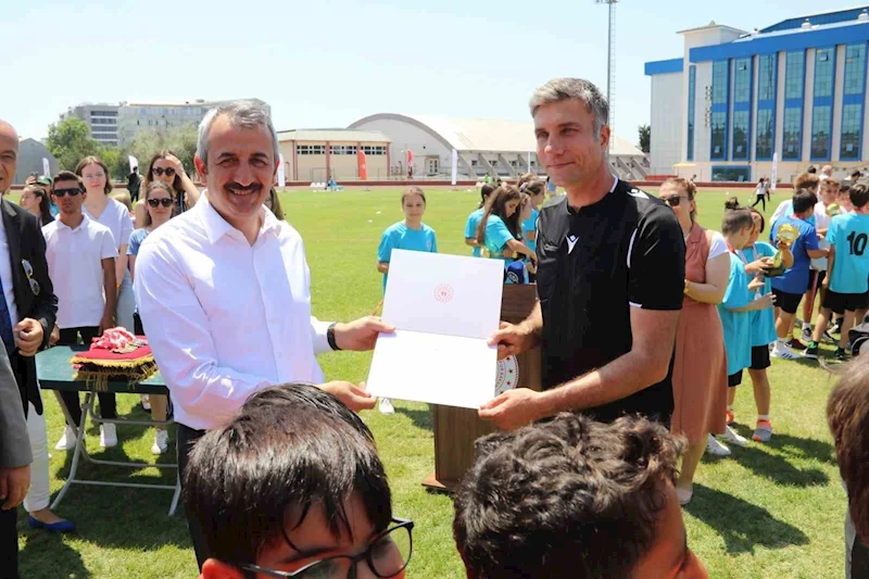 MİLLİ HAKEM EDİRNE’DE MAHALLE LİGİ MÜSABAKASINI YÖNETTİ