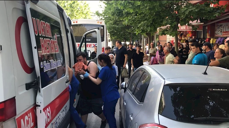 YERE ÇÖP ATTI DİYE UYARDIĞI KİŞİYLE GİRDİĞİ KAVGADA BIÇAKLANDI...  