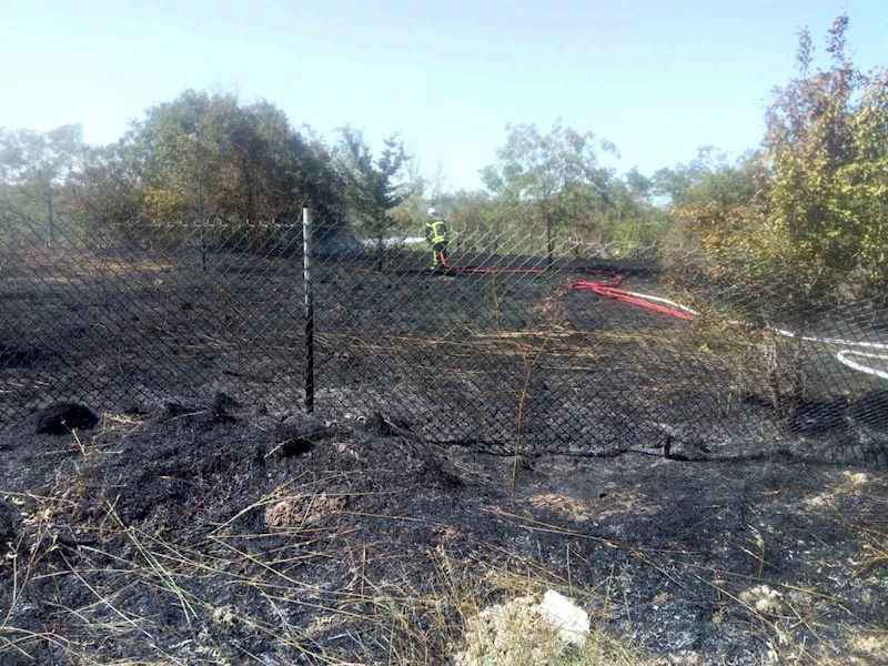 OTOBANDAN ATILAN SİGARA İZMARİTİ YANGIN ÇIKARDI