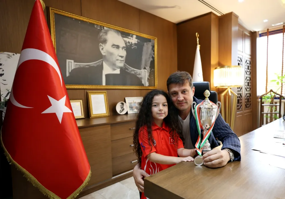 KUMSAL SÖZÜNÜ TUTTU AKAY’A MADALYA İLE GELDİ