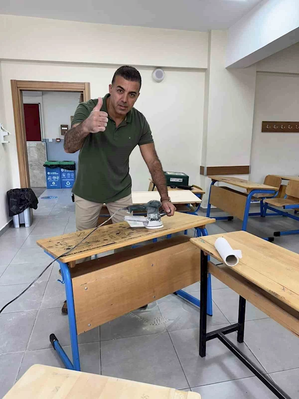 SIRALARI TEMİZLEYEN OKUL MÜDÜRÜ: ÇOCUKLARINIZA İYİ EĞİTİM VERİN, BAŞARI EVDE BAŞLAR