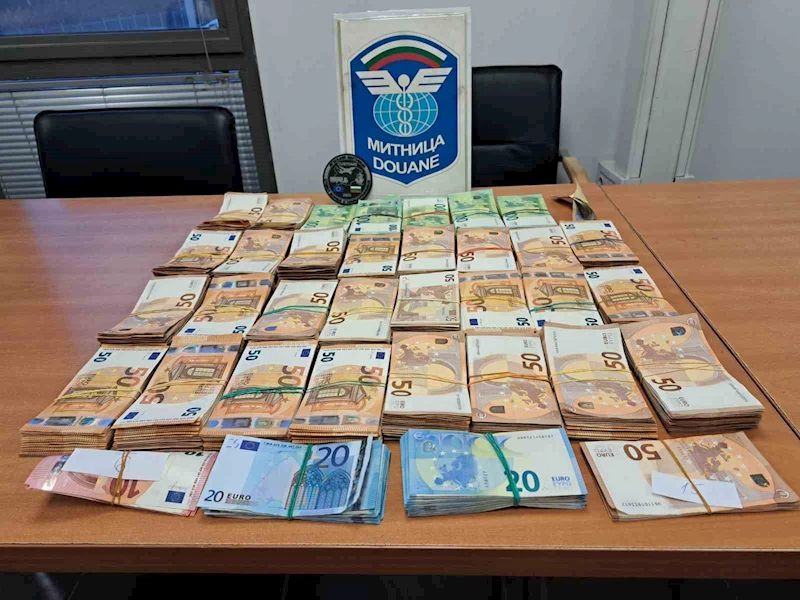 OTOBÜSÜN YATAK KISMINA SAKLANAN 514 BİN EURO VE 60 BİN DOLAR ELE GEÇİRİLDİ