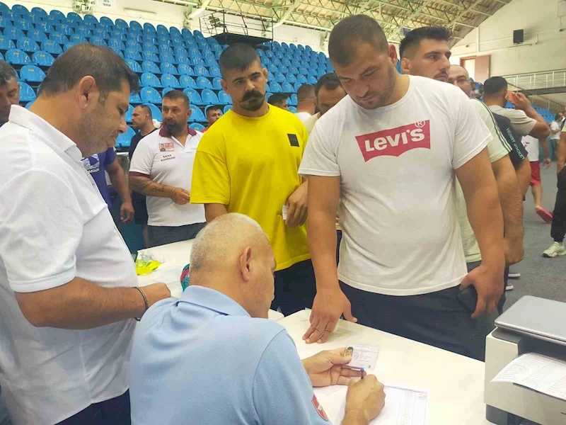 663. TARİHİ KIRKPINAR YAĞLI GÜREŞLERİ’NE 832 PEHLİVAN KAYIT YAPTIRDI