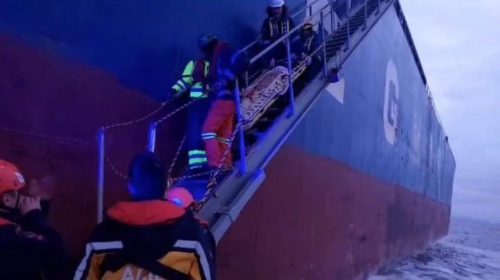 TEKİRDAĞ AÇIKLARINDA TİCARİ GEMİDE YARALANAN ŞAHIS TAHLİYE EDİLDİ