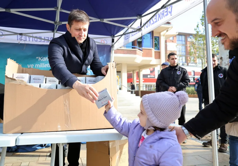 BAŞKAN AKAY KANDİL SİMİDİ DAĞITTI