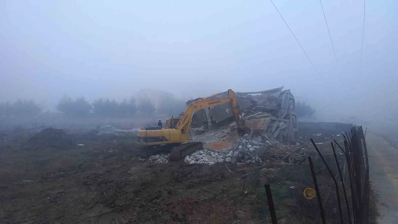 DEPREME DAYANIKSIZ BİNA SANİYELER İÇİNDE YIKILDI