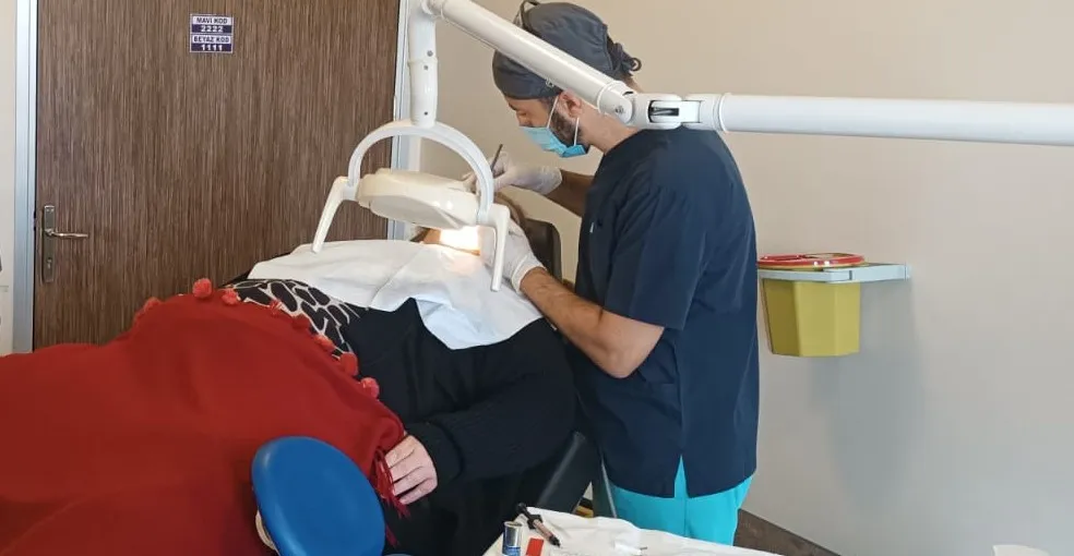 TEKİRDAĞ AĞIZ VE DİŞ SAĞLIĞI HASTANEMİZDE HASTAMIZA BAŞARILI DİŞ TEDAVİSİ UYGULANDI