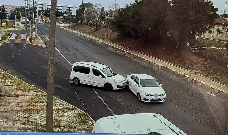 TEKİRDAĞ’DA KONTROLSÜZ DÖNÜŞ YAPAN ARAÇ KAZAYA NEDEN OLDU: 1 YARALI