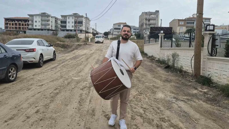 BOZUK YOLLARA DAVULLA MANİYLE TEPKİ GÖSTERDİ