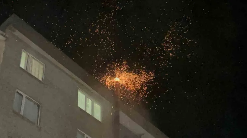 TEKİRDAĞ’DA BACADAN ALEV PÜSKÜRDÜ, GECEYİ AYDINLATTI