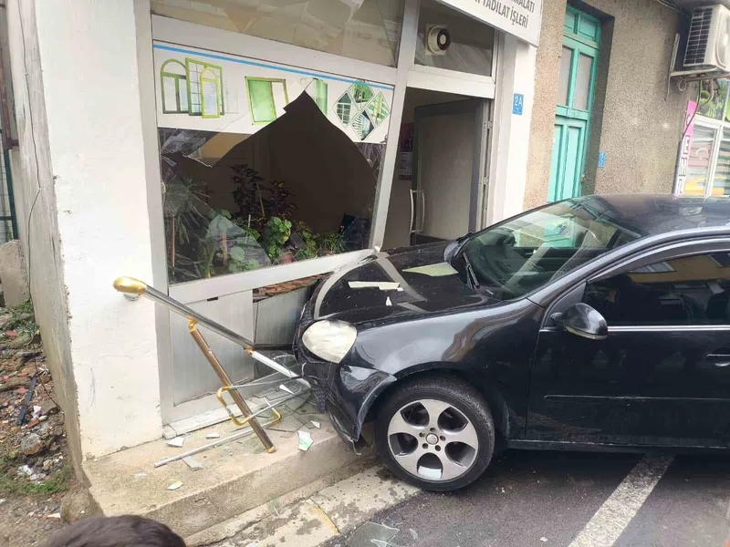 TEKİRDAĞ’DA OTOMOBİL DÜKKÂNA GİRDİ