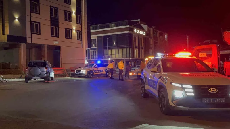 TEKİRDAĞ’DA POLİS KAVGA İHBARINA GİTTİĞİ ARABADA TABANCA BULDU