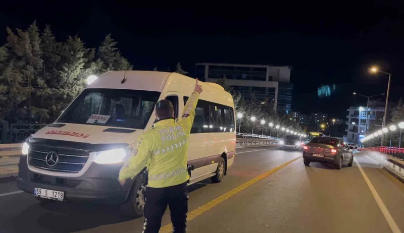 ÇORLU’DA ALKOLLÜ KADIN SÜRÜCÜ KAZA YAPTI, TRAFİK FELÇ OLDU