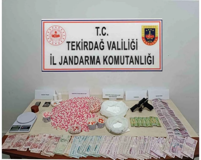 İLAÇ FABRİKASINDAN ÇALDIĞI HAM MADDEYLE UYUŞTURUCU ÜRETEN 4 KİŞİ TUTUKLANDI