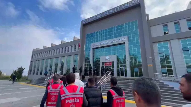 DÜZENSİZ GÖÇMEN KAÇAKÇILARINA YÖNELİK DEV OPERASYON: 27 ORGANİZATÖR YAKALANDI