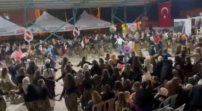 TEKİRDAĞ’DA KADINLARDAN RENKLİ ŞALVAR GECESİ: 2 BİN KİŞİ KATILDI