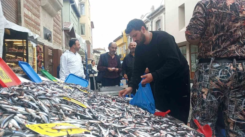 HAMSİNİN KİLOSU 50 LİRAYA DÜŞTÜ, VATANDAŞLAR POŞET POŞET ALDI