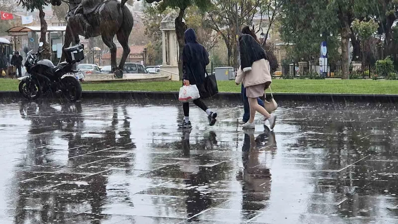 TEKİRDAĞ’DA SAĞANAK YAĞIŞTA VATANDAŞLAR KAÇACAK YER ARADI