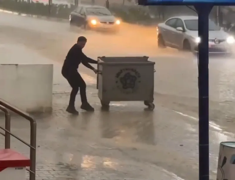 TEKİRDAĞ’DA KÖPRÜ ALTLARI GÖLE DÖNDÜ, ARAÇLAR SUYA GÖMÜLDÜ
