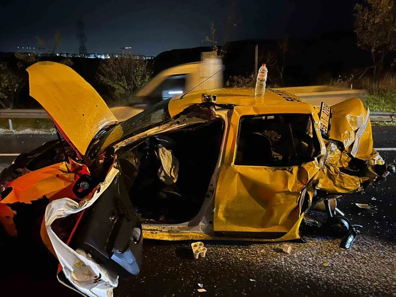 İKİ KAMYONUN ARASINDA KAĞIT GİBİ EZİLEN TAKSİ SÜRÜCÜSÜ YARALANDI