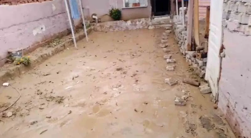 EVİNİ SU BASAN VATANDAŞ İSYAN ETTİ: BENİM OYUM NEREYE GİDİYOR