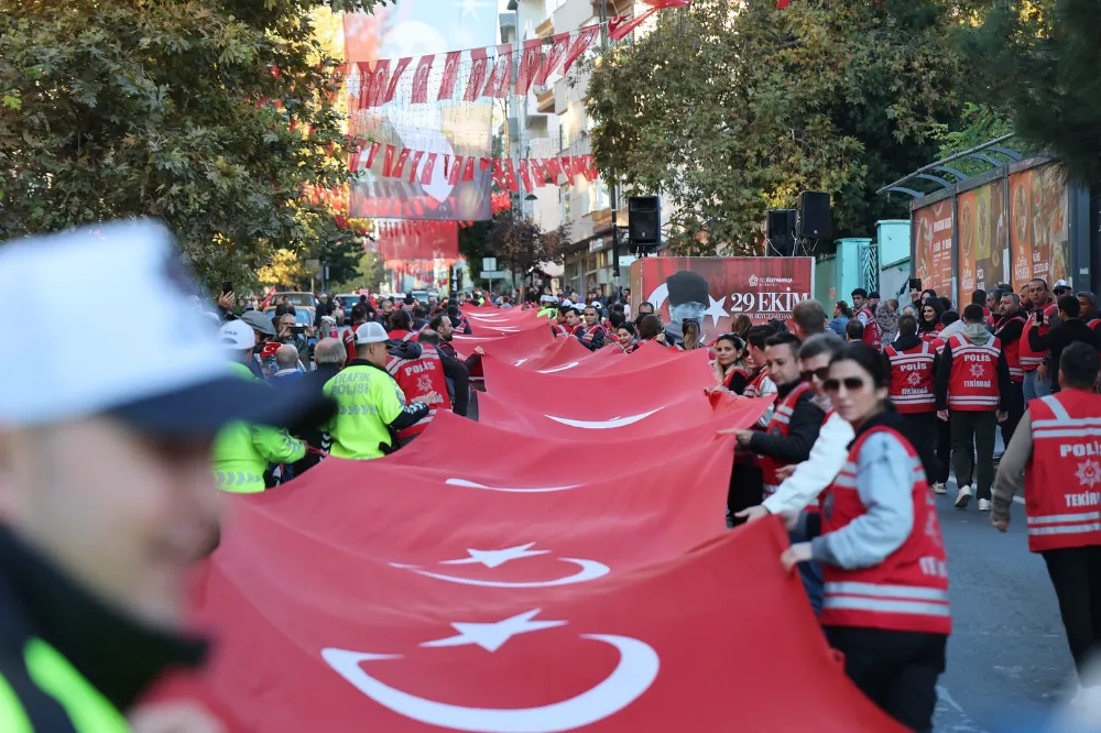 TEKİRDAĞ, BÜYÜKŞEHİR’İN ETKİNLİKLERİYLE CUMHURİYET’İN IŞIĞINDA BULUŞTU