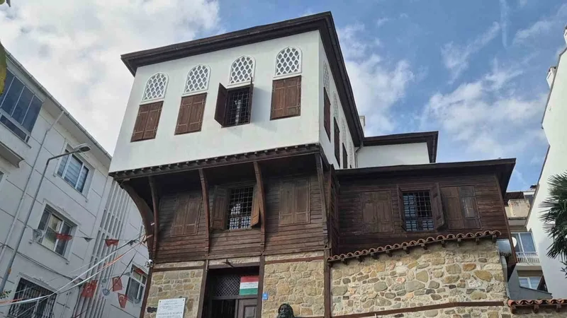 OSMANLI’YA SIĞINAN MACAR KRALININ EVİ ESKİ GÜNLERİNİ ARIYOR