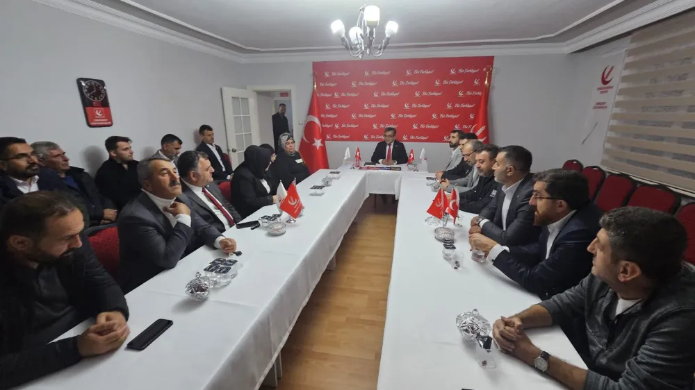 YRP İLÇE BAŞKANI RAFET OKAY, YENİ İLÇE BİNASI’NDA TEBRİKLERİ KABUL EDİYOR