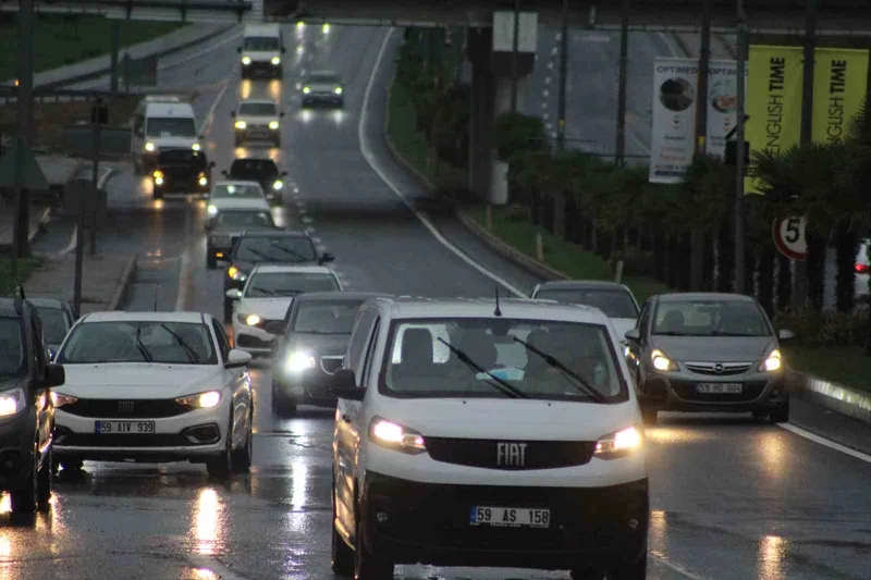 TEKİRDAĞ’DA ŞİDDETLİ YAĞIŞ HAYATI OLUMSUZ ETKİLİYOR