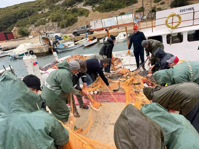 SAROS KÖRFEZİ’NDE DENİZE AÇILAN BALIKÇILARIN AĞLARI KEFAL İLE DOLDU