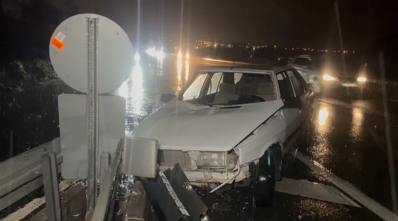 HURDAYA DÖNEN OTOMOBİLDEN YARA ALMADAN ÇIKTI, 