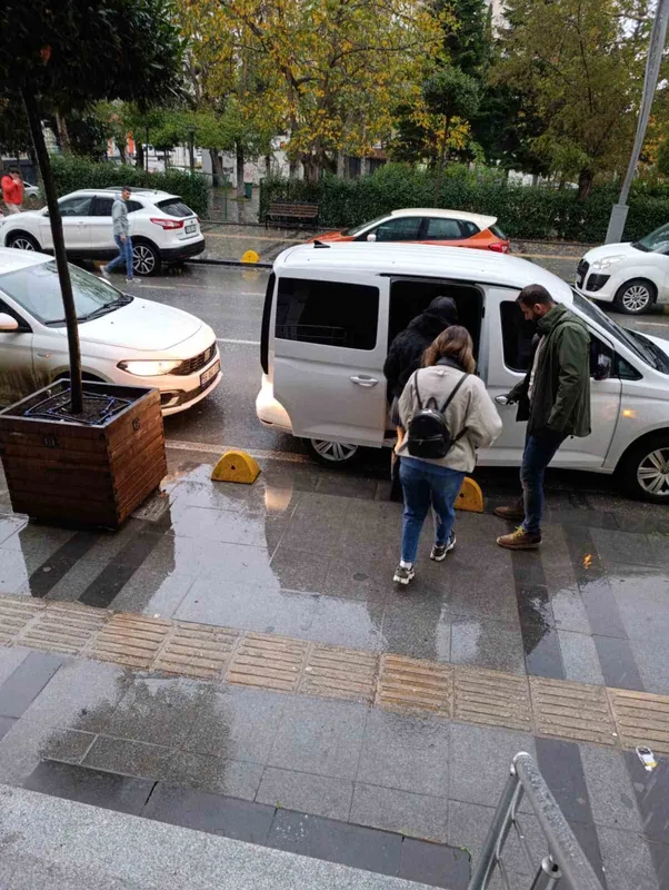 FUHUŞ OPERASYONUNDA 5 KADIN VE İŞ YERİ SAHİBİ YAKALANDI