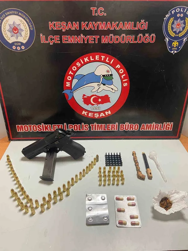 POLİSİN DURDURDUĞU ARAÇTA UYUŞTURUCU, TABANCA VE MERMİ ELE GEÇİRİLDİ