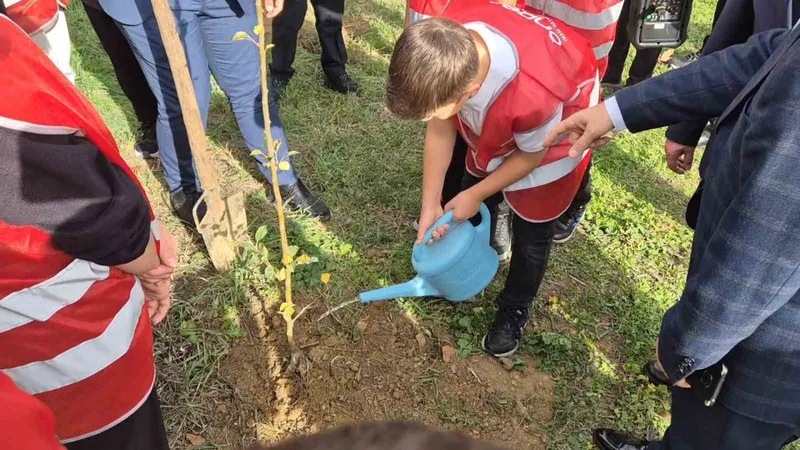 TEKİRDAĞ’DA ÖĞRENCİLER FİDAN DİKEREK TÜRKİYE VE GAZZE ŞEHİTLERİNİN ADINI YAŞATTI