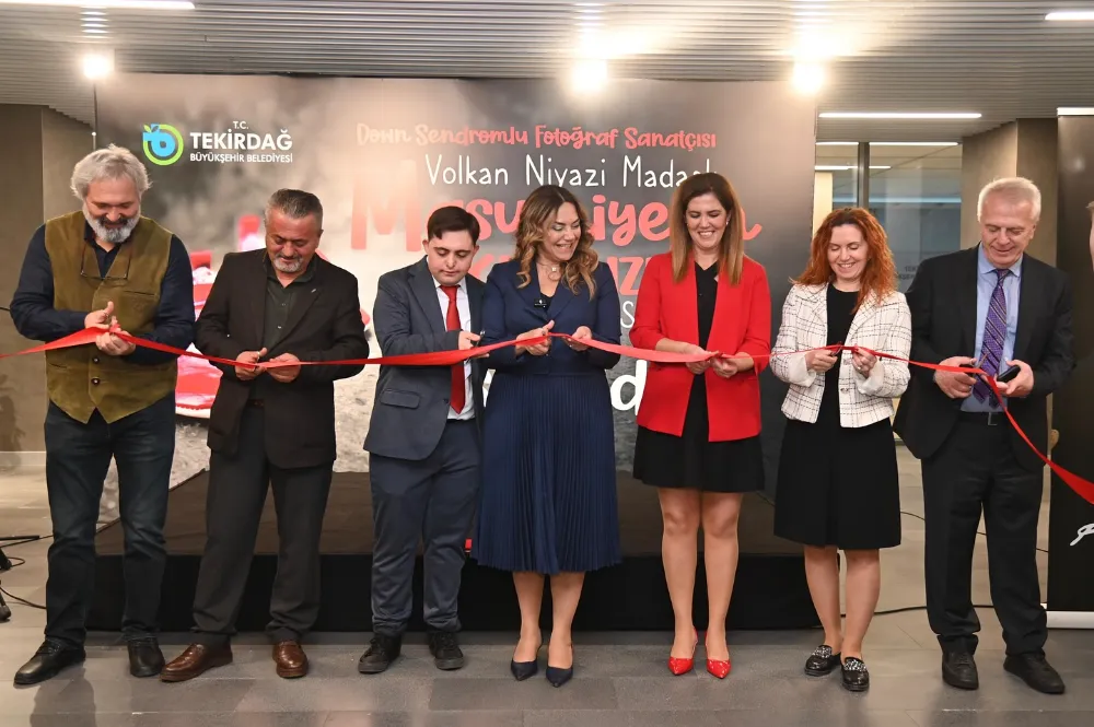 DOWN SENDROMLU FOTOĞRAF SANATÇISINDAN ANLAMLI SERGİ: MASUMİYETİN KIRMIZISI