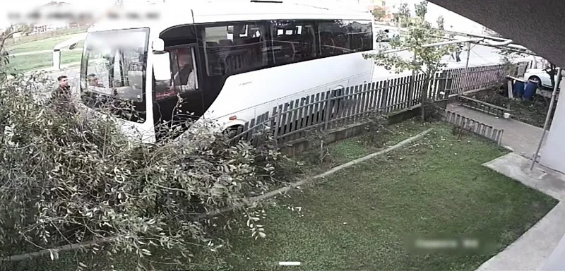 TEKİRDAĞ’DA SERVİS MİNİBÜSÜ AĞACA ÇARPTI: 1 YARALI