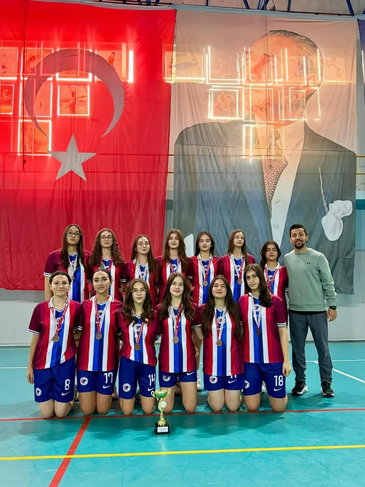 KAPAKLI ANADOLU LİSESİ GENÇ A KIZ HENTBOLDA İL ÜÇÜNCÜSÜ OLDU